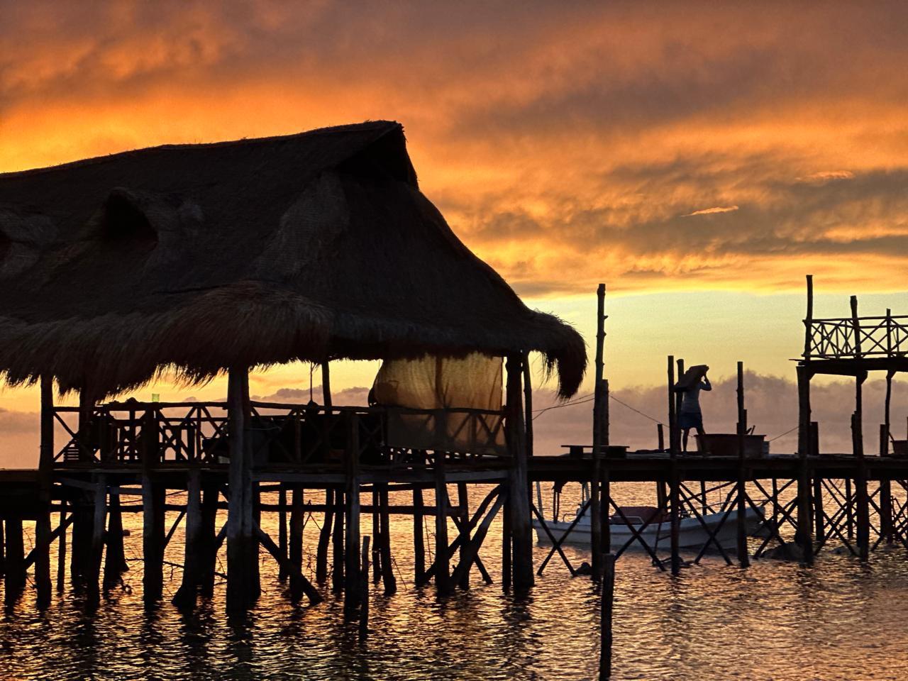 Atardecer romántico visto desde un barco en el mar