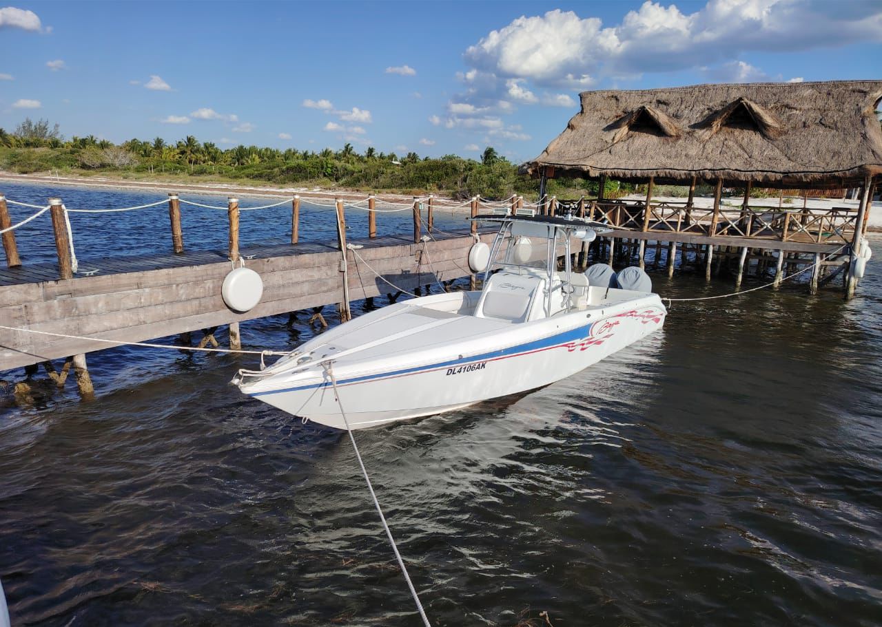 Lancha rápida Baja 32 en el mar